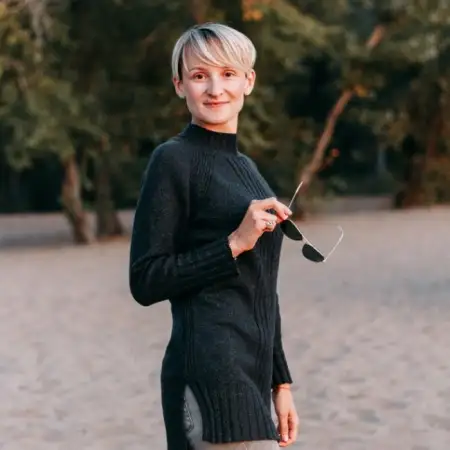 Lora, 42