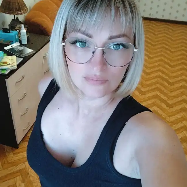 Elena, 43