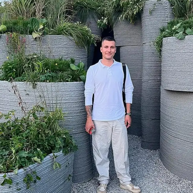 Nikolas, 43