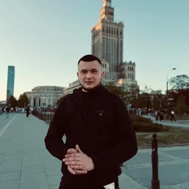 Maksim, 22