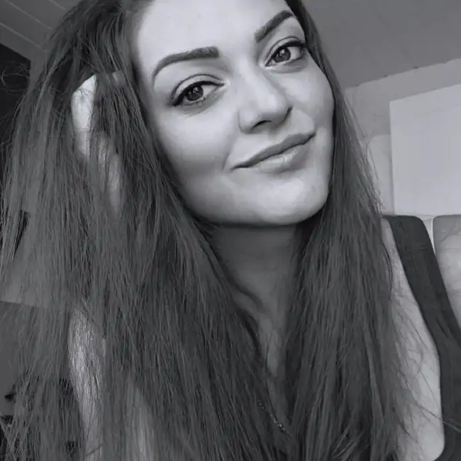 Amina, 33