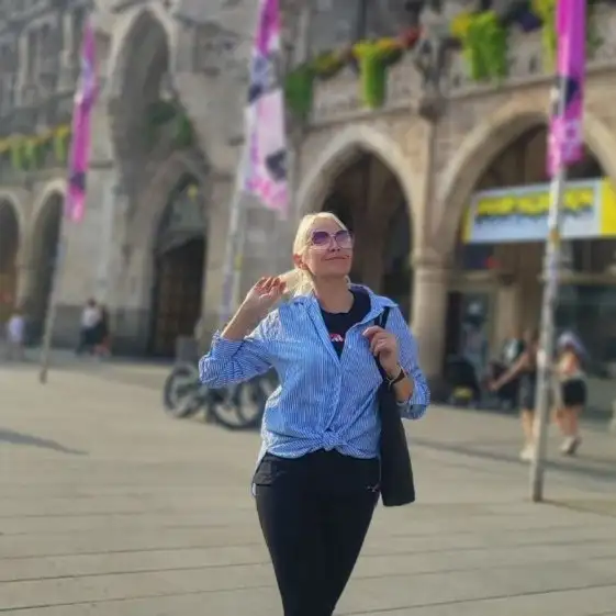 Lina, 44