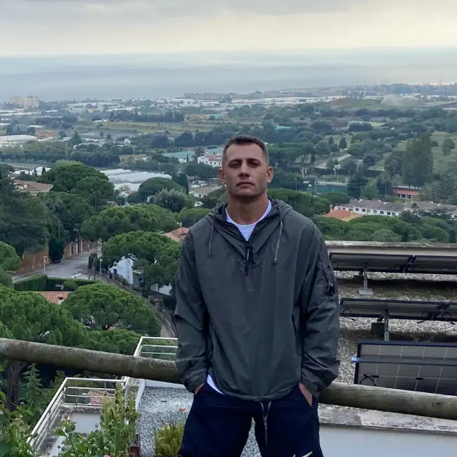 Andr, 44