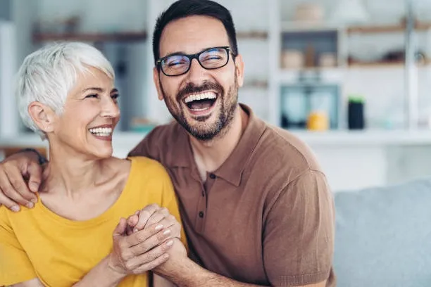 WARUM VERLIEBEN JUNGE MÄNNER IN ÄLTERE FRAUEN?